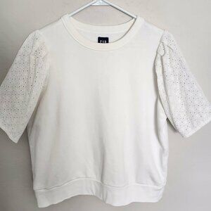 Gap Women's Size S  Petite White Elbow Length Sleeves with Design